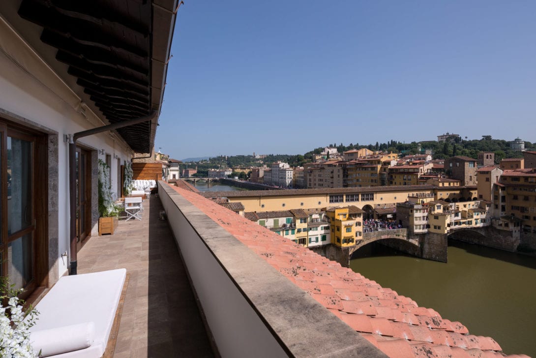 Vista panoramica su Ponte Vecchio dalla terrazza della prestigiosa suite fiorentina