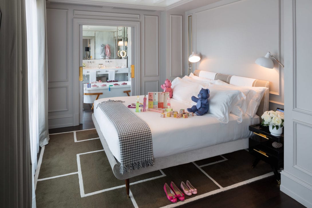 Camera da letto della location arredata con la collezione Ferragamo Mini