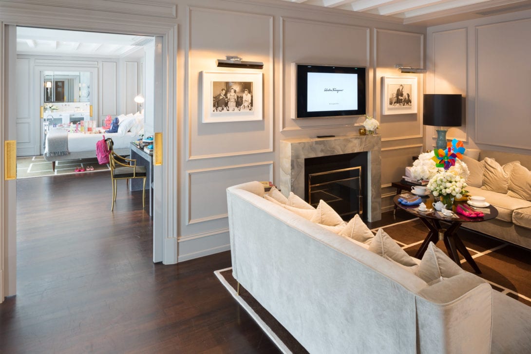 Area living dell'hotel con setup temporaneo, fotografo allestimenti eventi lusso Firenze