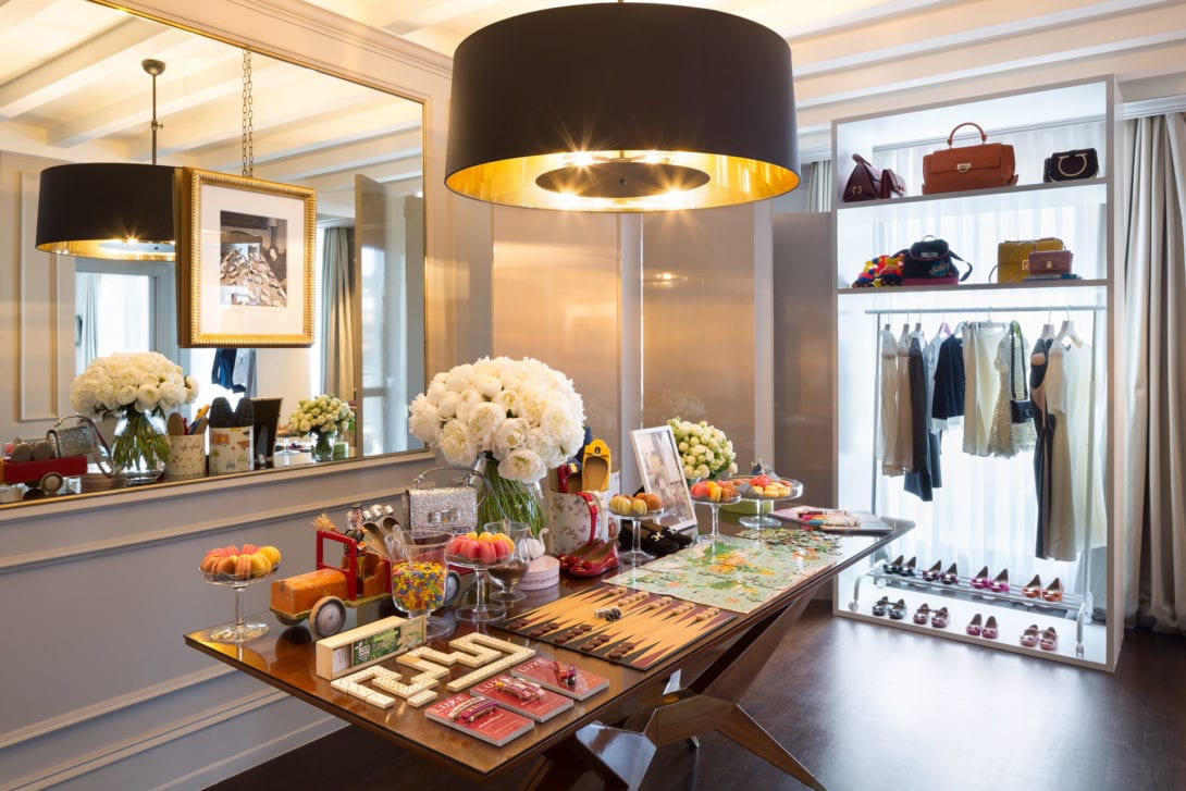 Dettaglio del tavolo espositivo con accessori bimbo e raffinate composizioni floreali