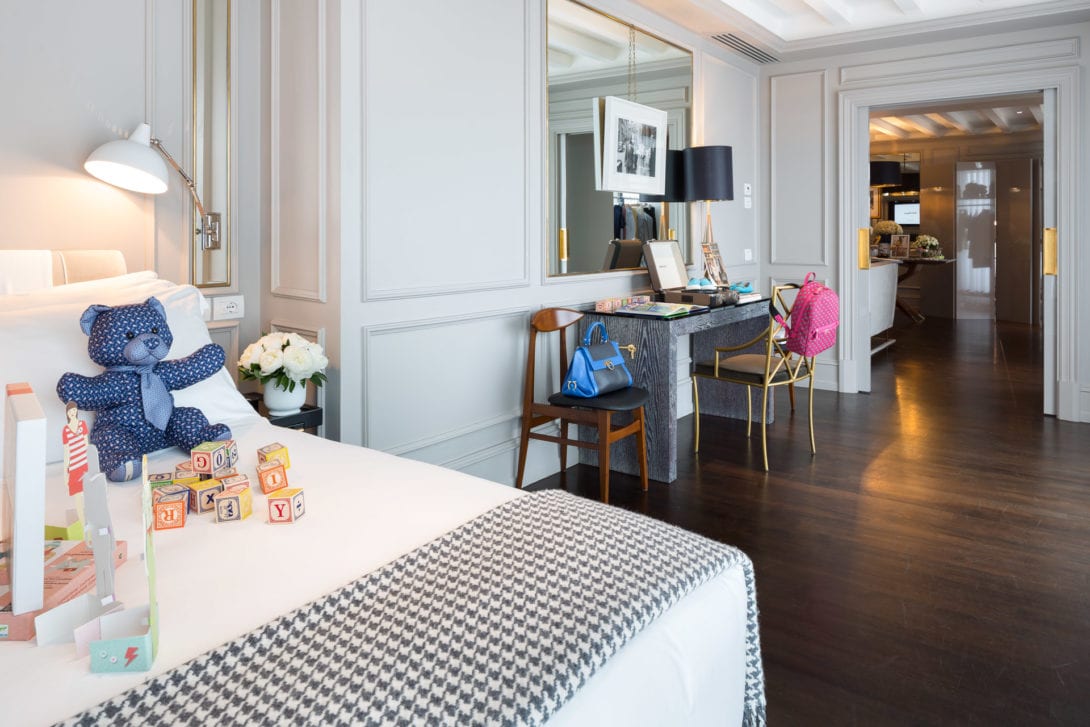 Prospettiva della camera con scarpe e accessori moda sapientemente posizionati