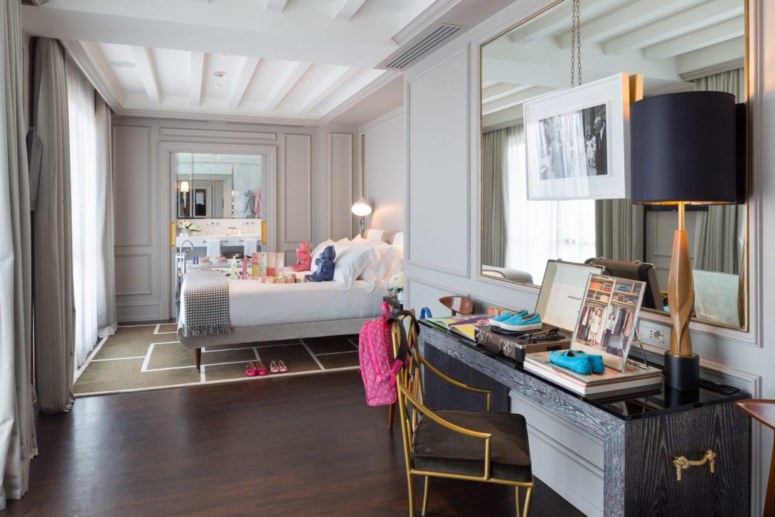 Scrivania ricca di accessori moda colorati all'interno della lussuosa camera d'albergo