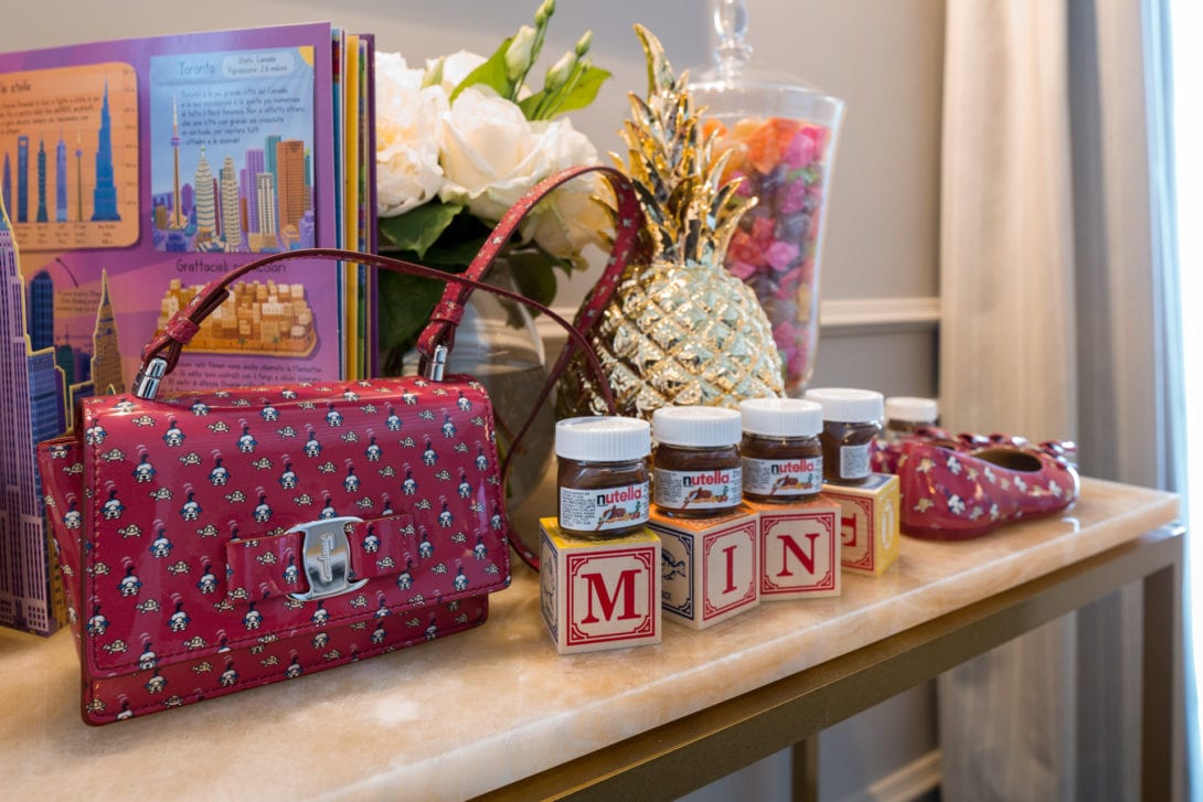 Dettaglio borsa rossa e cubi in legno, fotografo allestimenti eventi lusso Firenze