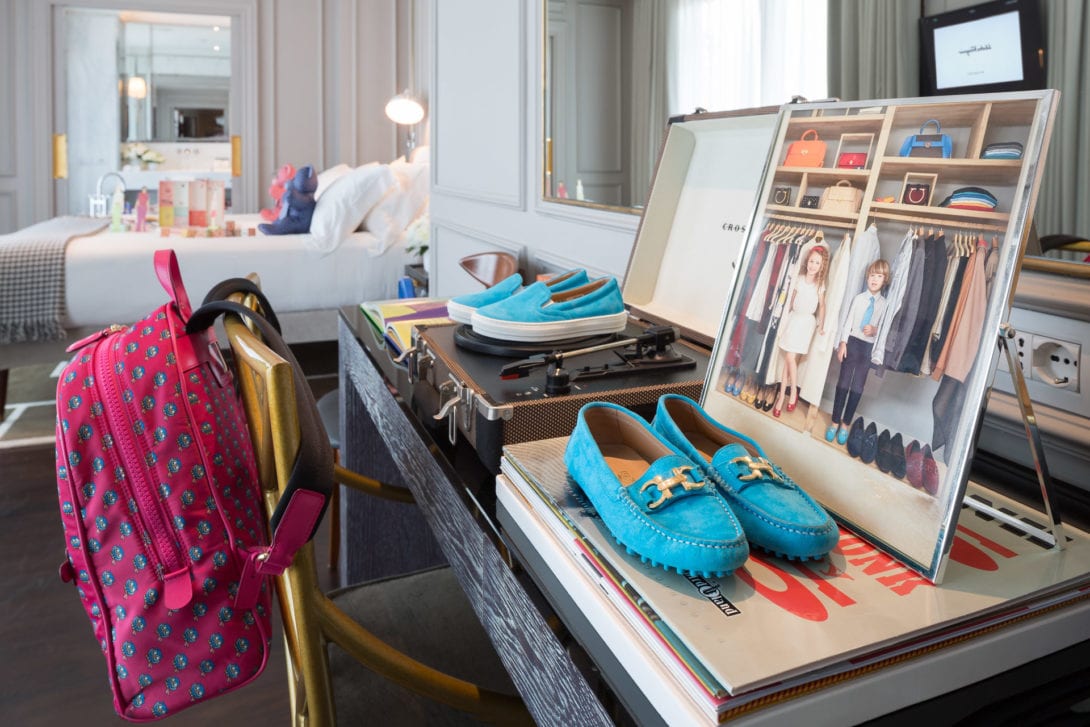 Elegante trunk aperto con mocassini azzurri in mostra per l'esclusivo evento