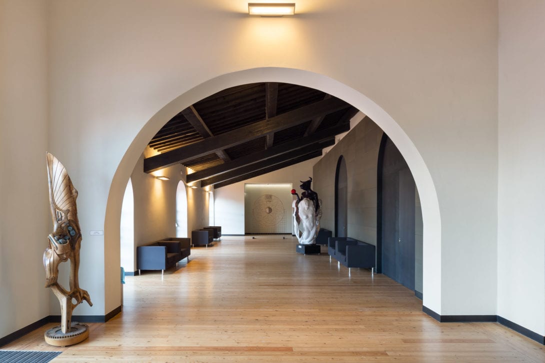 Prospettiva del luminoso ingresso teatrale nell'ex spazio industriale restaurato a Follonica