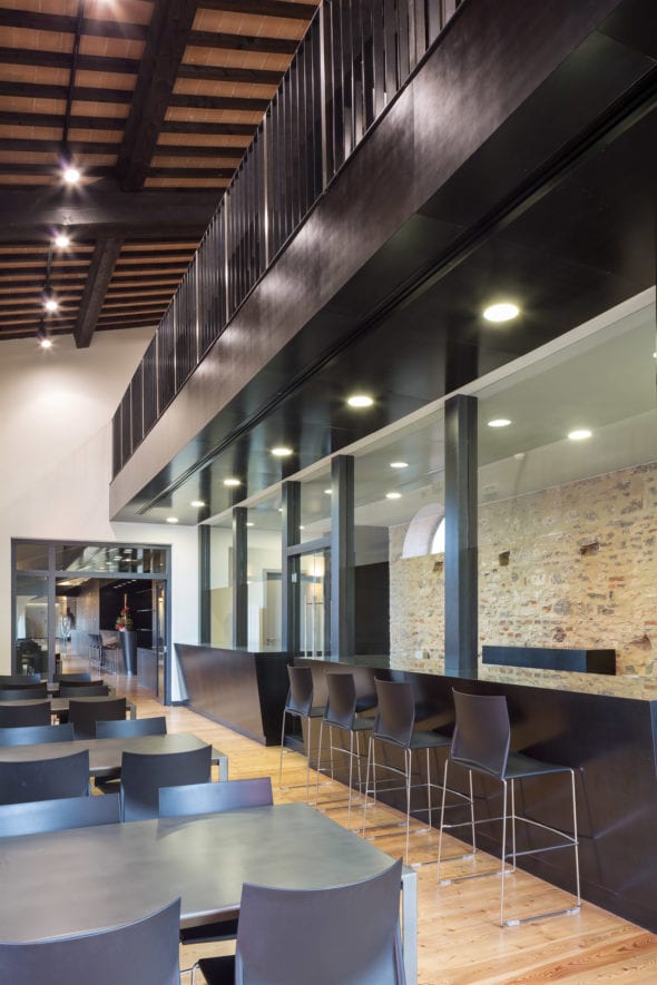 Sala bistrot e tavolini all'interno degli ampi spazi recuperati dell'ex fabbrica toscana