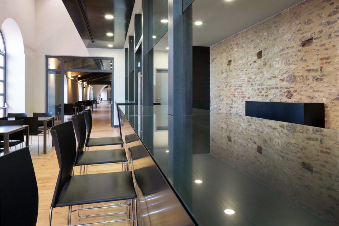 Dettaglio area bistro in stilu industriale in toscana