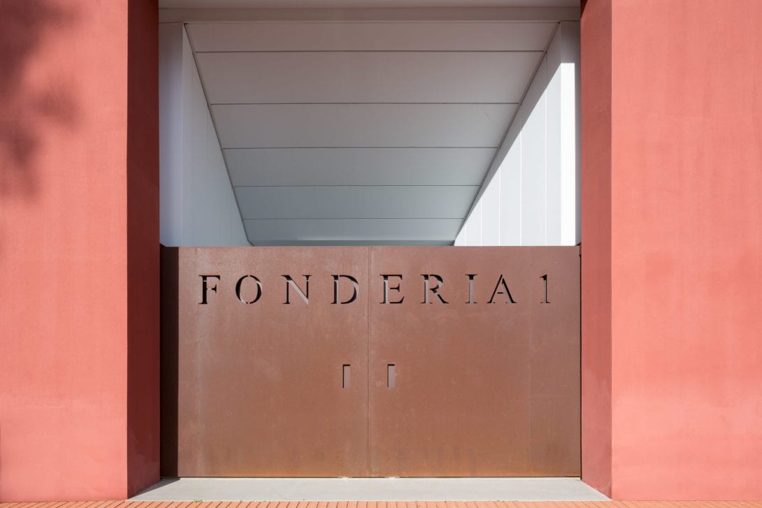 Dettaglio dell'insegna in metallo arrugginito Fonderia 1, recupero archeologia industriale