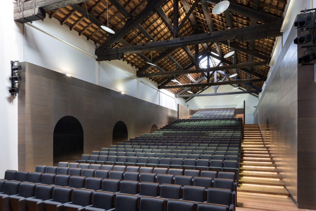 Scorcio della gradinata teatrale inserita nella grande navata dell'ex complesso metallurgico